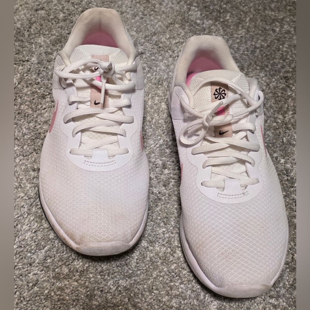 Nike Women's White and Pink Athletic Shoes 8.5 Wide - hard to find!